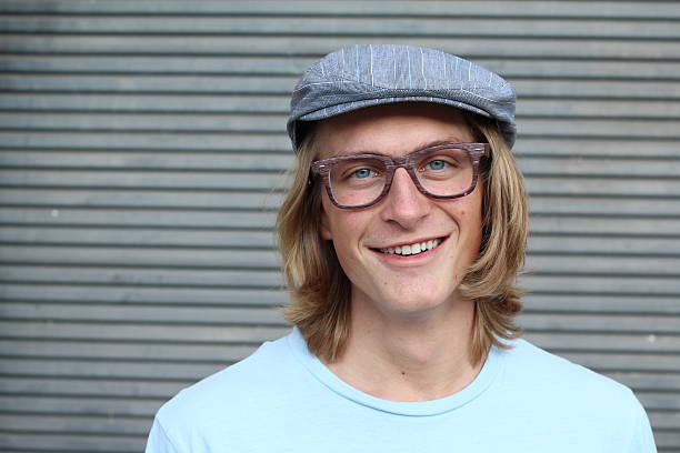 istock Young man wearing a hat and glasses 637386510