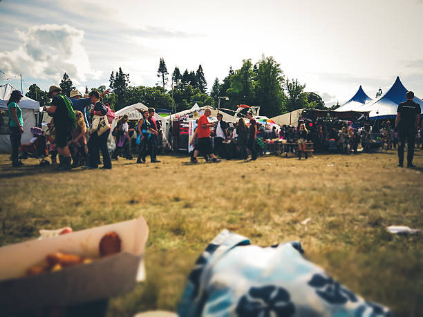 festival estivo folla persone che mangiano cibo spazzatura punto di vista - family child crowd british culture foto e immagini stock