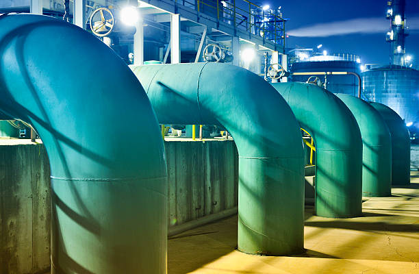 oleodotto di raffineria di petrolio - refinery factory night petroleum foto e immagini stock
