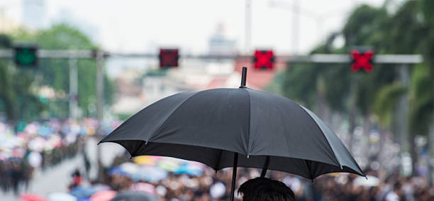 istock The people sitting in the Sun parasol is hot 637400722