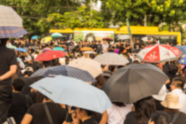 istock The people sitting in the Sun parasol is hot 637400804