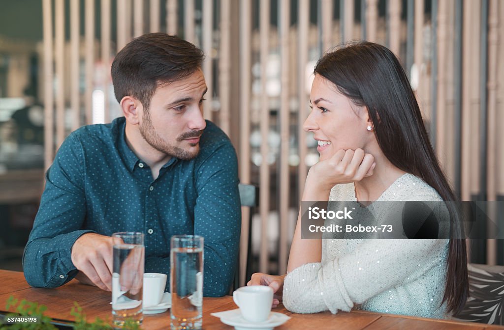 Romantisches Liebespaar bei einem Date im Café - Lizenzfrei Männer Stock-Foto