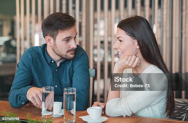 Romantisches Liebespaar Bei Einem Date Im Café Stockfoto und mehr Bilder von Männer - Männer, Restaurant, Trinken