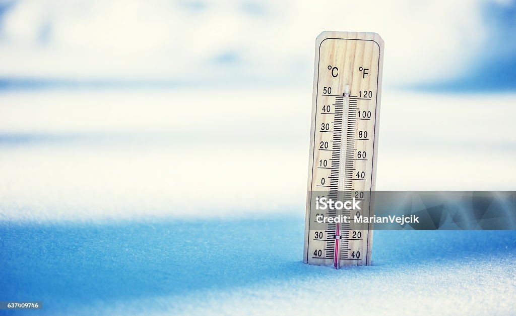 Le thermomètre sur neige montre des températures basses inférieures à zéro. - Photo de Froid libre de droits