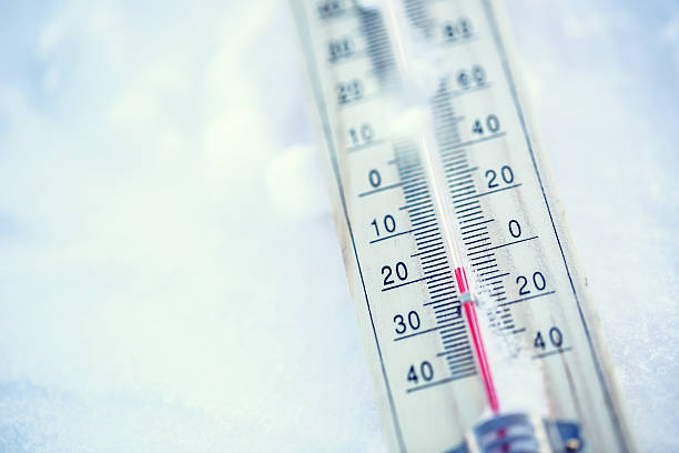 thermometer auf schnee zeigt niedrige temperaturen unter null. - minus zeichen grafiken stock-fotos und bilder