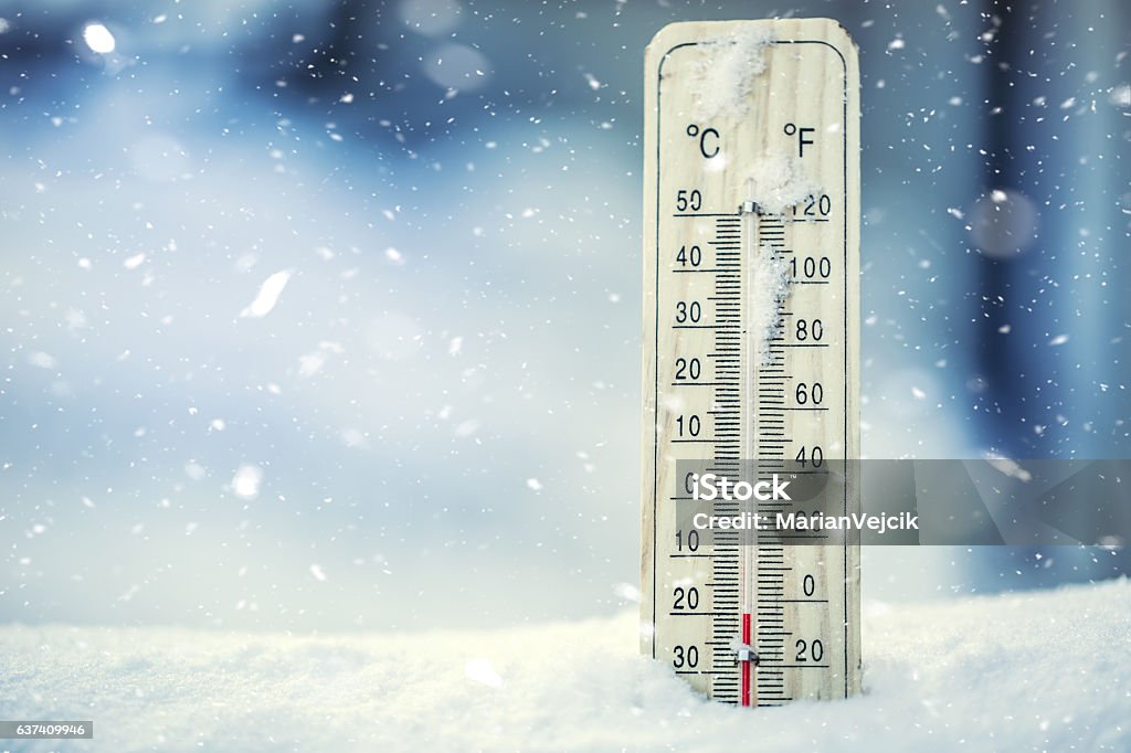 Thermometer auf Schnee zeigt niedrige Temperaturen unter Null. - Lizenzfrei Kälte Stock-Foto