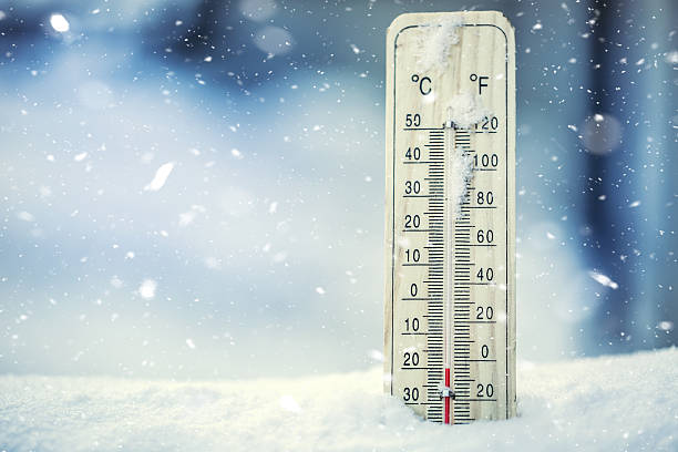 el termómetro en la nieve muestra bajas temperaturas bajo cero. - frío fotografías e imágenes de stock