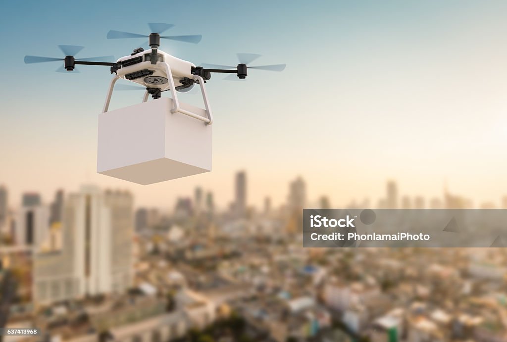 dron de entrega volando en la ciudad - Foto de stock de Dron libre de derechos