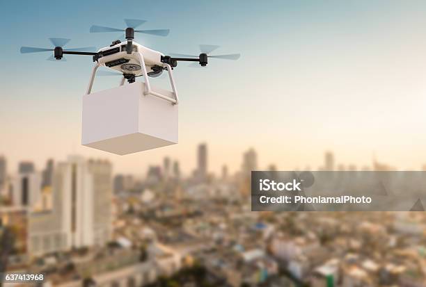 Dron De Entrega Volando En La Ciudad Foto de stock y más banco de imágenes de Dron - Dron, Servicio de entrega, Ciudad
