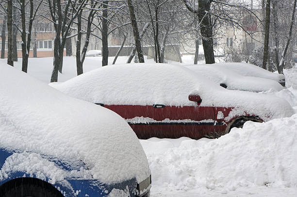 śnieg na samochodach. zimowa scena miejska. - street snow urban scene residential district zdjęcia i obrazy z banku zdjęć