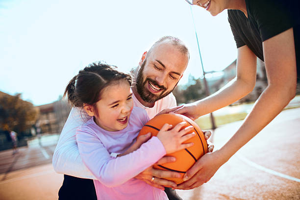 familia jugando baloncesto - bouncing ball family playing fotografías e imágenes de stock