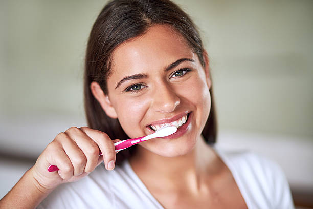 punto di menta fresca. - healthy lifestyle human teeth adult brushing foto e immagini stock