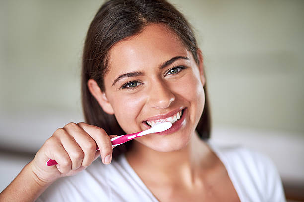 мятный новый! - brushing teeth human teeth women cleaning стоковые фото и изображения