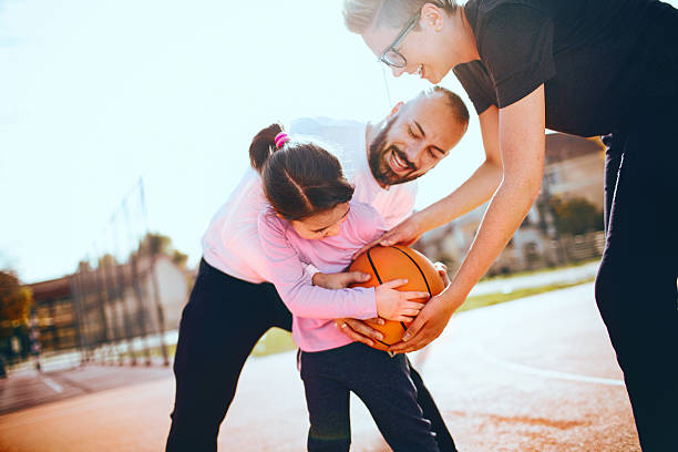 istock Family playing basketball 637421216