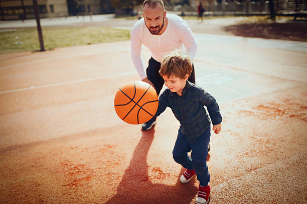 baloncesto con mi papá - bouncing ball family playing fotografías e imágenes de stock