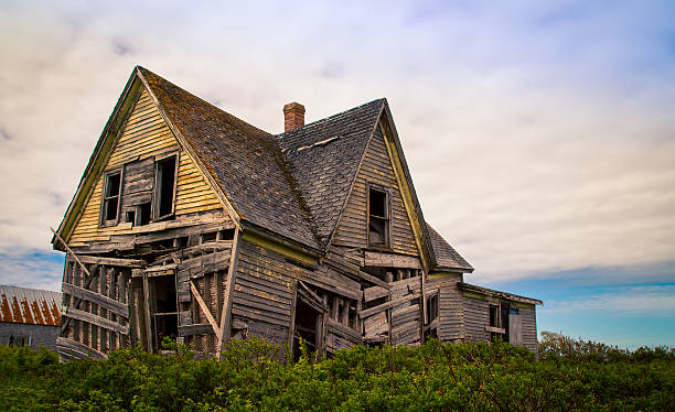 sagging abandon house Sagging abandon house in rural prince edward island  run down stock pictures, royalty-free photos & images