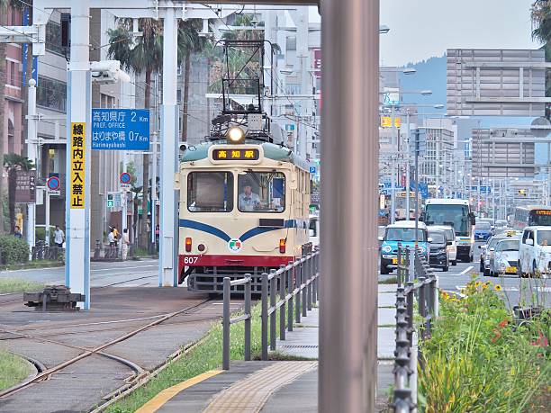 el tranvía en kochi, japón. - cable car driver transportation occupation tramway fotografías e imágenes de stock