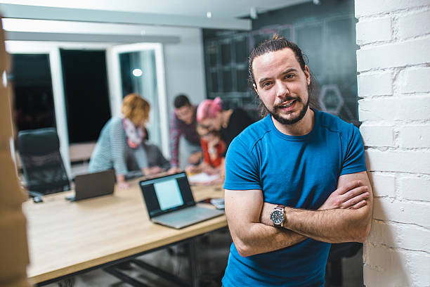 zdjęcie młodego biznesmena w sali konferencyjnej - speech recruitment technology young adult zdjęcia i obrazy z banku zdjęć