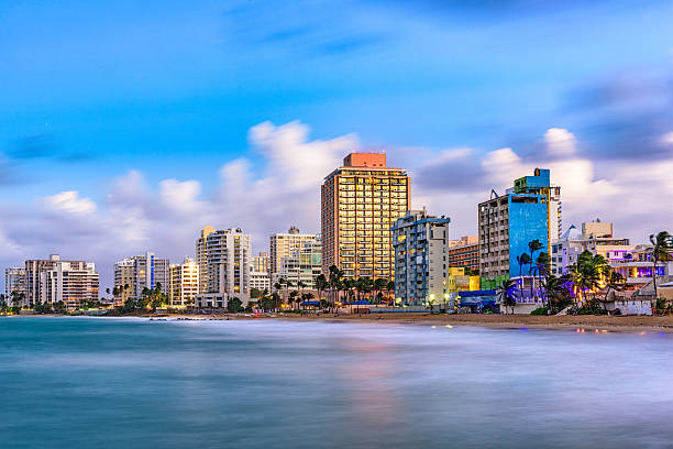 san juan beach skyline - portoricain photos et images de collection
