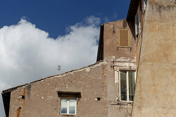 façade du bâtiment avec fenêtres, sur ciel bleu, rome, italie - warehouse store retail shopping photos et images de collection