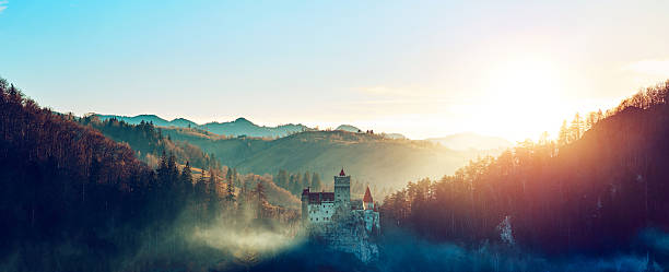 atemberaubende bran burg bei sonnenuntergang - siebenbürgen stock-fotos und bilder