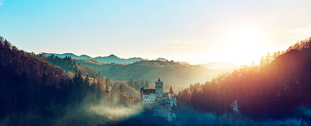 magnifique château de bran au coucher du soleil - vlad vi photos et images de collection