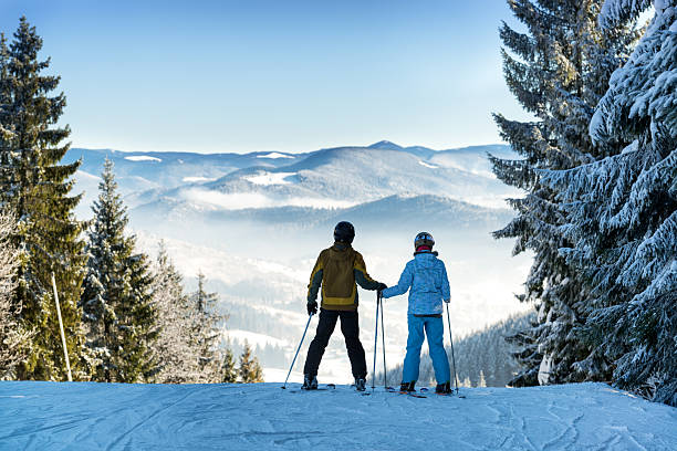 par de skiers - skiing snow couple mountain fotografías e imágenes de stock