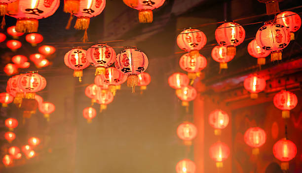 китайские новогодние фонари в китайском городе. - red lantern стоковые фото и изображения