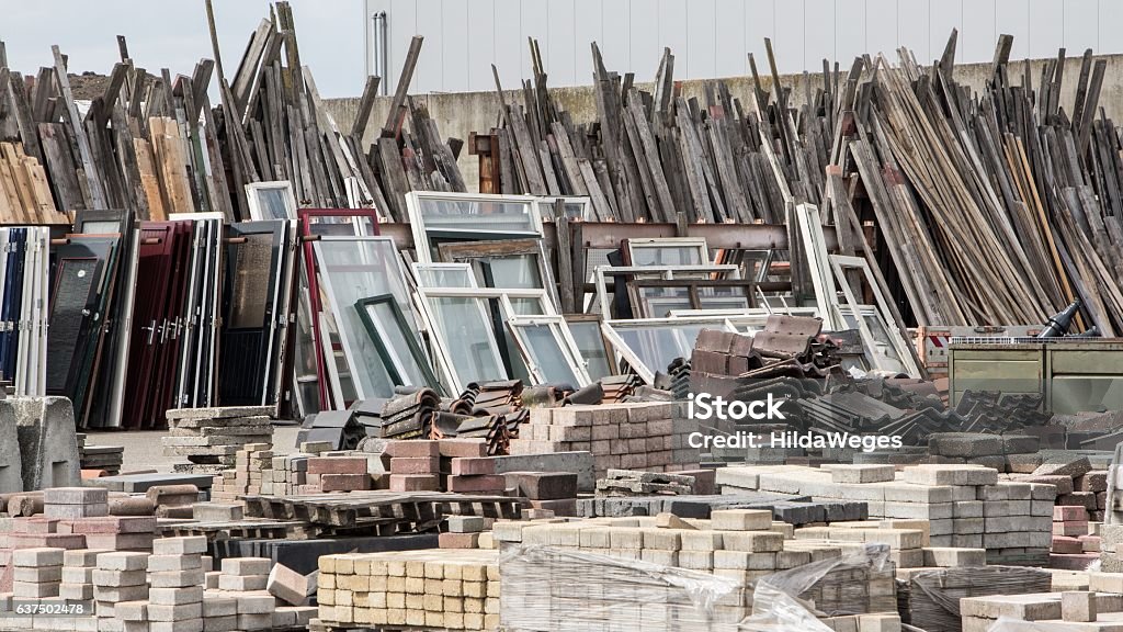 Reutilizable residuos del antiguo casas y edificios - Foto de stock de Reciclaje libre de derechos