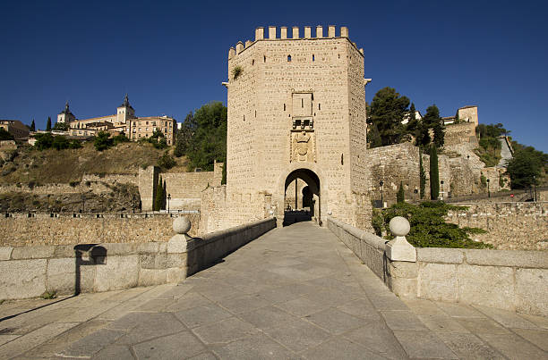 ponte dell'alcantara toledo, spagna - alcantara bridge foto e immagini stock