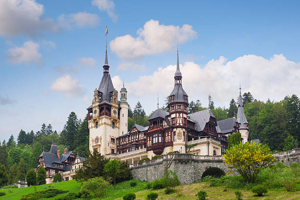 castillo de peles en verano - sinaia fotografías e imágenes de stock