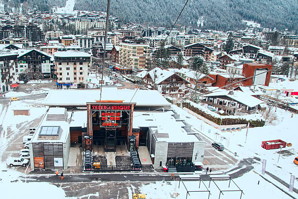 станция айгюль дю миди и шамони вид - ski lift overhead cable car gondola mountain стоковые фото и изображения