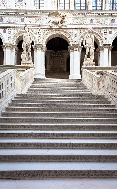 escalera en venecia - doges palace palazzo ducale staircase steps fotografías e imágenes de stock