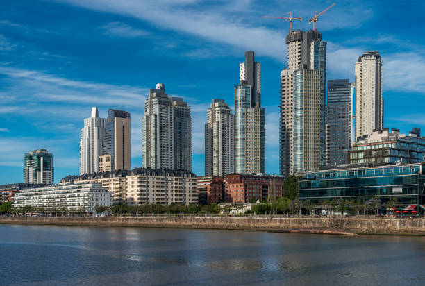 vista del puerto madero, buenos aires - reflection on the water fotografías e imágenes de stock