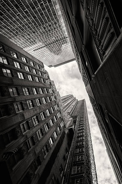 olhando em arranha-céus de nova york - photography urban scene vertical toned image - fotografias e filmes do acervo