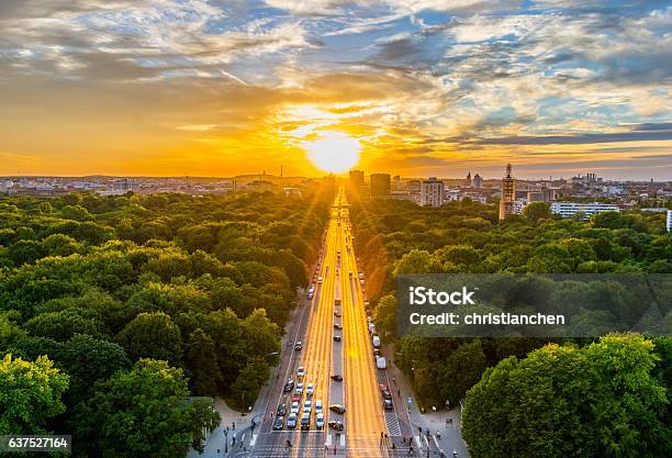 Foto de Berlin Vista Aérea Do Parque Tiergarten Na Coluna Da Vitória Alemanha e mais fotos de stock de Cidade