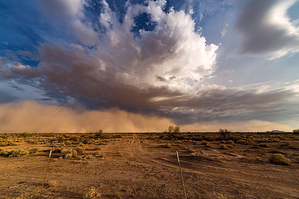 ハブーブダストと砂嵐 - bizarre landscape sand blowing ストックフォトと画像