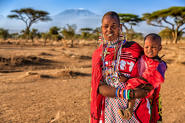 african mujer con su bebé, kenia, áfrica oriental - masai community africa indigenous culture fotografías e imágenes de stock