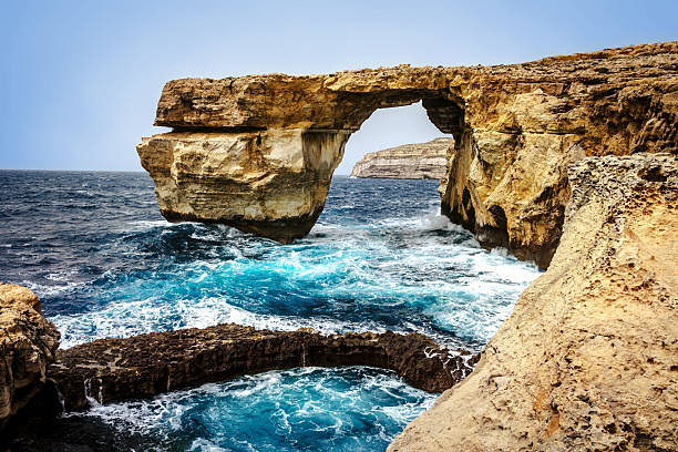 la ventana azul en dwejra en la isla de gozo, malta. - gozo malta natural arch natural phenomenon fotografías e imágenes de stock