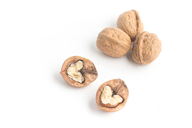クルミのハート型 - walnut pod nutshell cross section ストックフォトと画像