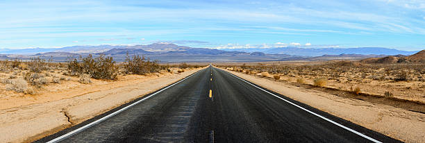 droga przez pustynię panoramy - road scenics desert road usa zdjęcia i obrazy z banku zdjęć