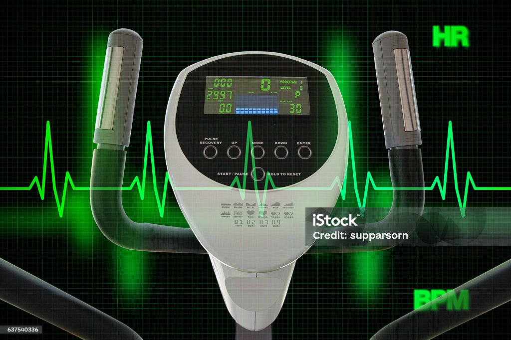 Machine elliptique avec diagramme de battement de cœur pour un concept de mode de vie sain - Photo de Format elliptique libre de droits