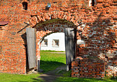 festungsmauer-mit-tor-des-klosters-kiril