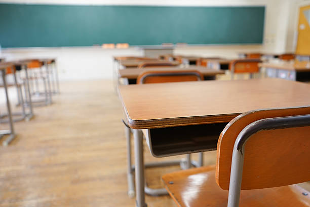 aula scolastica con lavagna - blackboard desk classroom education foto e immagini stock