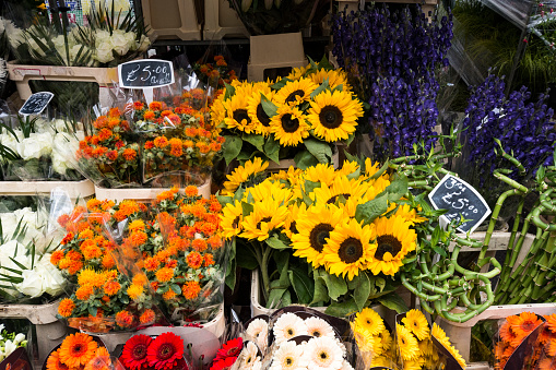 Ramos florales brillantes en un mercado de flores de Londres photo