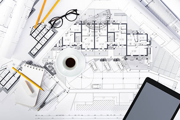 청사진에 태블릿 및 그리기 도구를 갖춘 건설 계획 - instrument of measurement organization housing project housing development 뉴스 사진 이미지