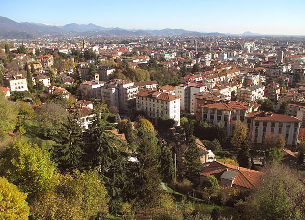 hermoso paisaje urbano de citta bassa, la ciudad baja de bérgamo - architecture bergamo blue building exterior fotografías e imágenes de stock