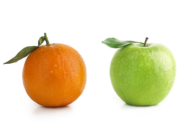 apple e laranja diferença - apple orange comparison individuality imagens e fotografias de stock