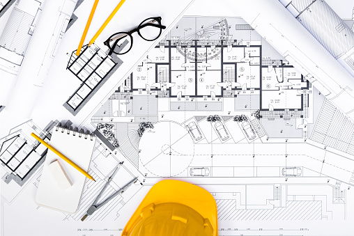 Planos de construcción con Tablet, dibujo y herramientas de trabajo en blu photo
