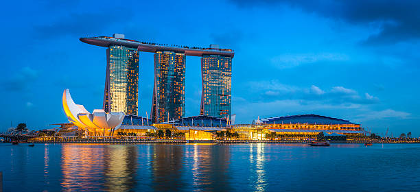 singapur marina bay sands hotel centro comercial iluminado panorama del atardecer - artscience museum fotografías e imágenes de stock